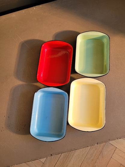 Lot de 4 raviers / plats en fonte émaillée- Ref 735