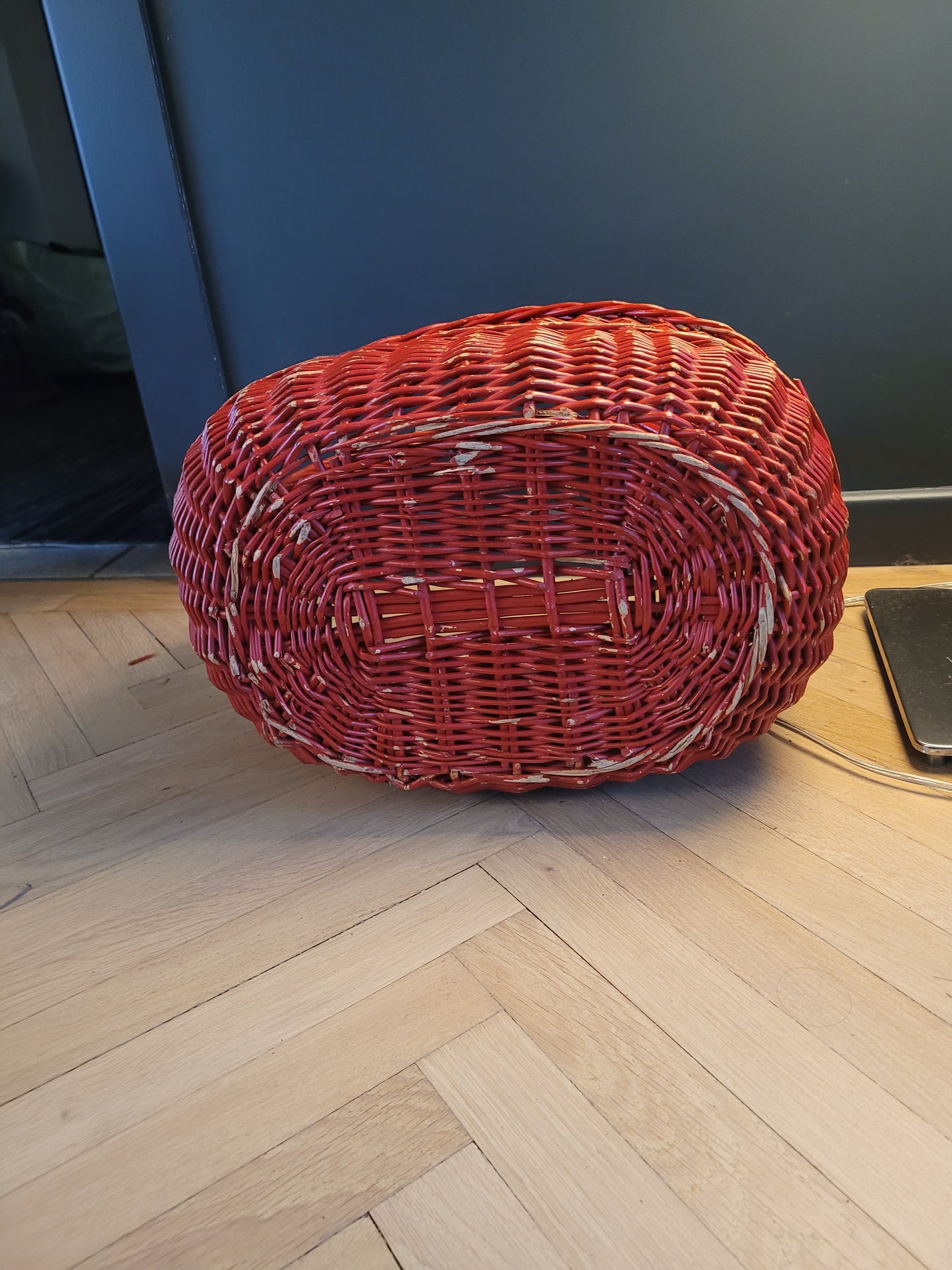 Panier en rotin peint en rouge - Ref 634