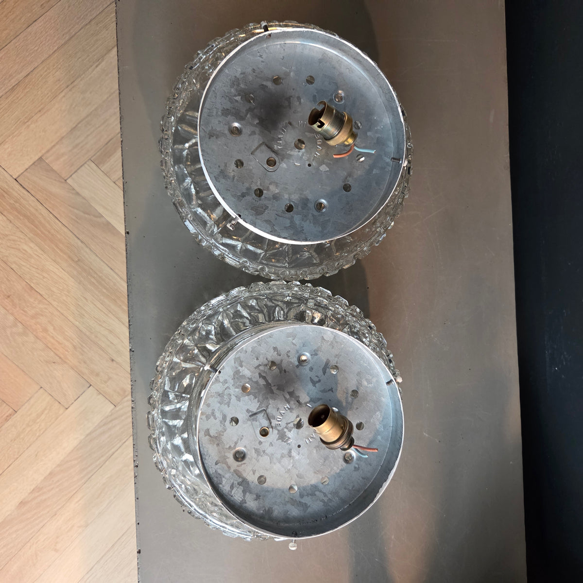 Paire de plafonniers ou appliques en verre moulé - Ref 1434