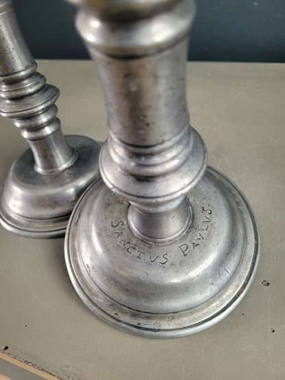 Paire de bougeoirs liturgiques en étain gravés et poinconnés - Ref 482