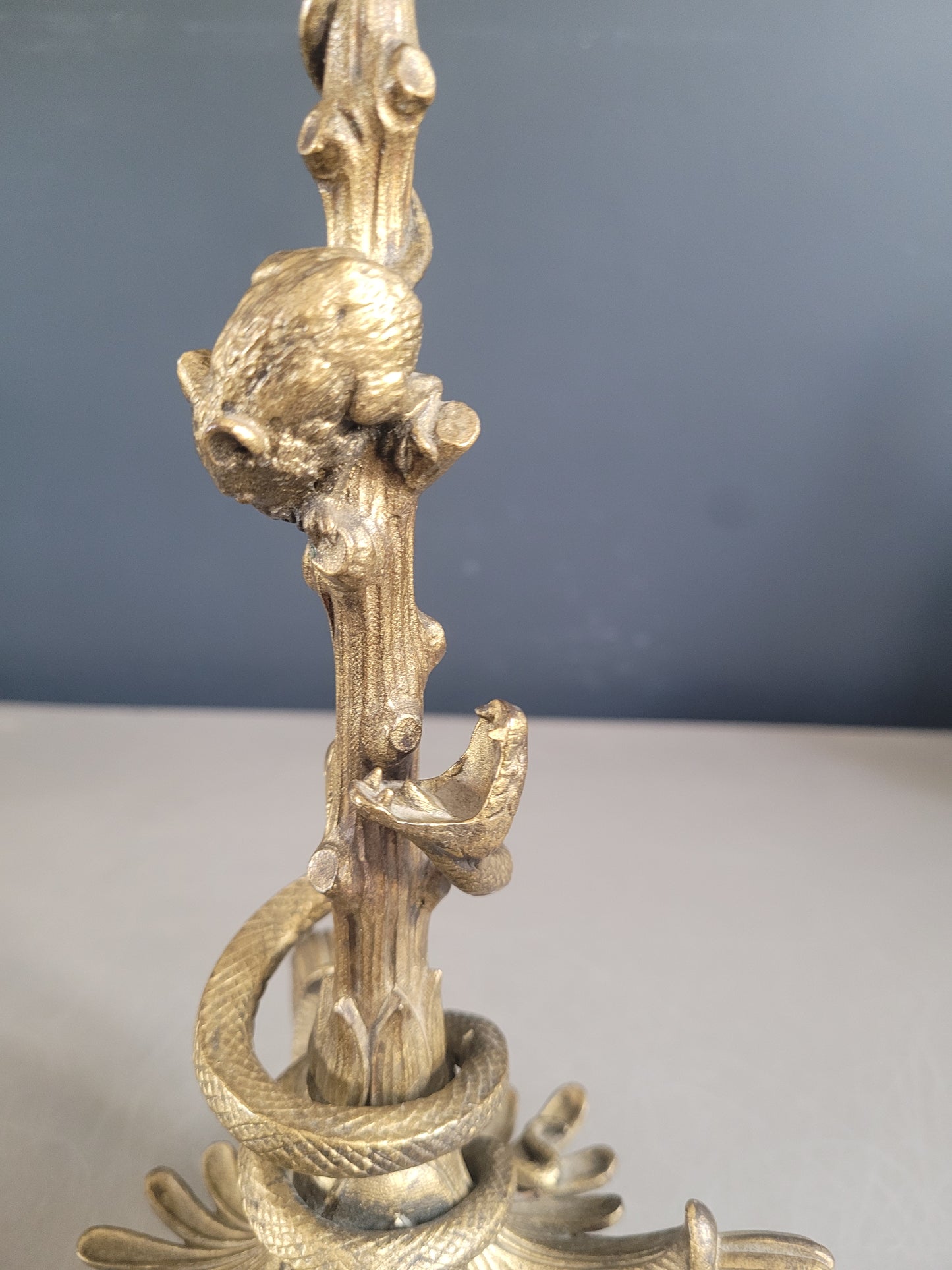 Bougeoir tripode en bronze doré serpent et souris - Ref 406