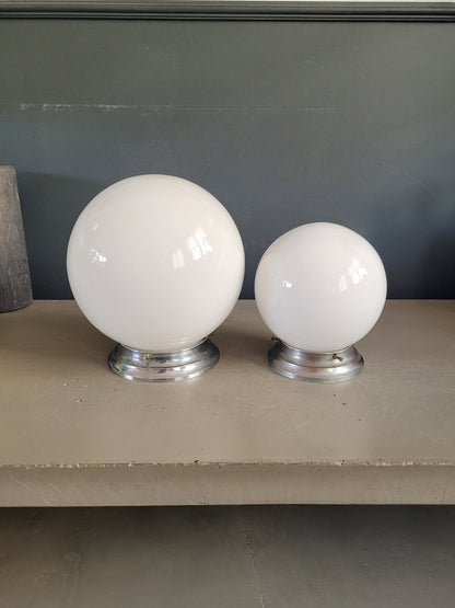Paire de plafonniers ou appliques globes en verre blanc - Ref 872