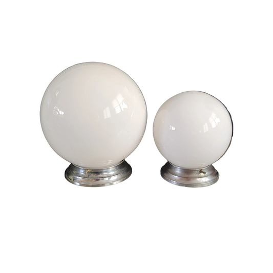 Paire de plafonniers ou appliques globes en verre blanc - Ref 872
