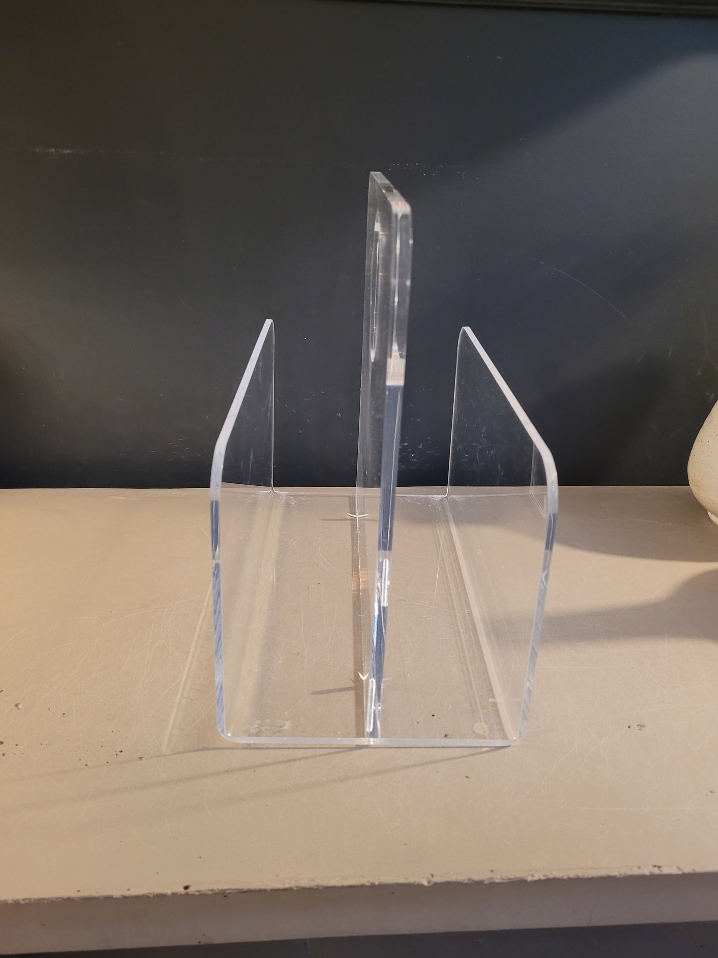 Porte-revues en plexiglass des années 70 - Ref 625