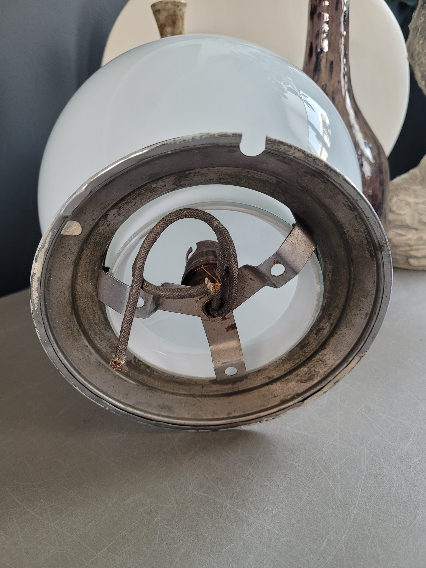 Plafonnier ou applique globe en verre blanc - Ref 829