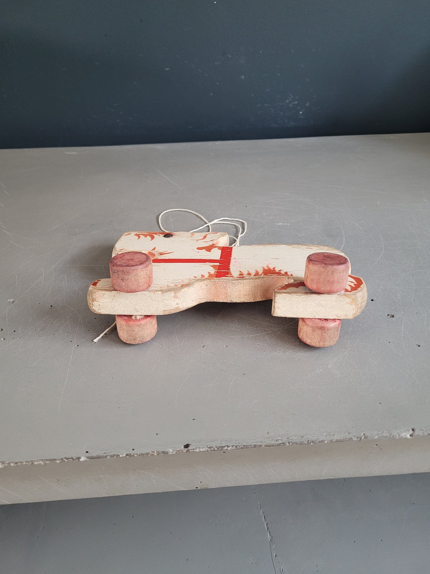 Jouet chien à tirer ancien en bois peint - Ref 906