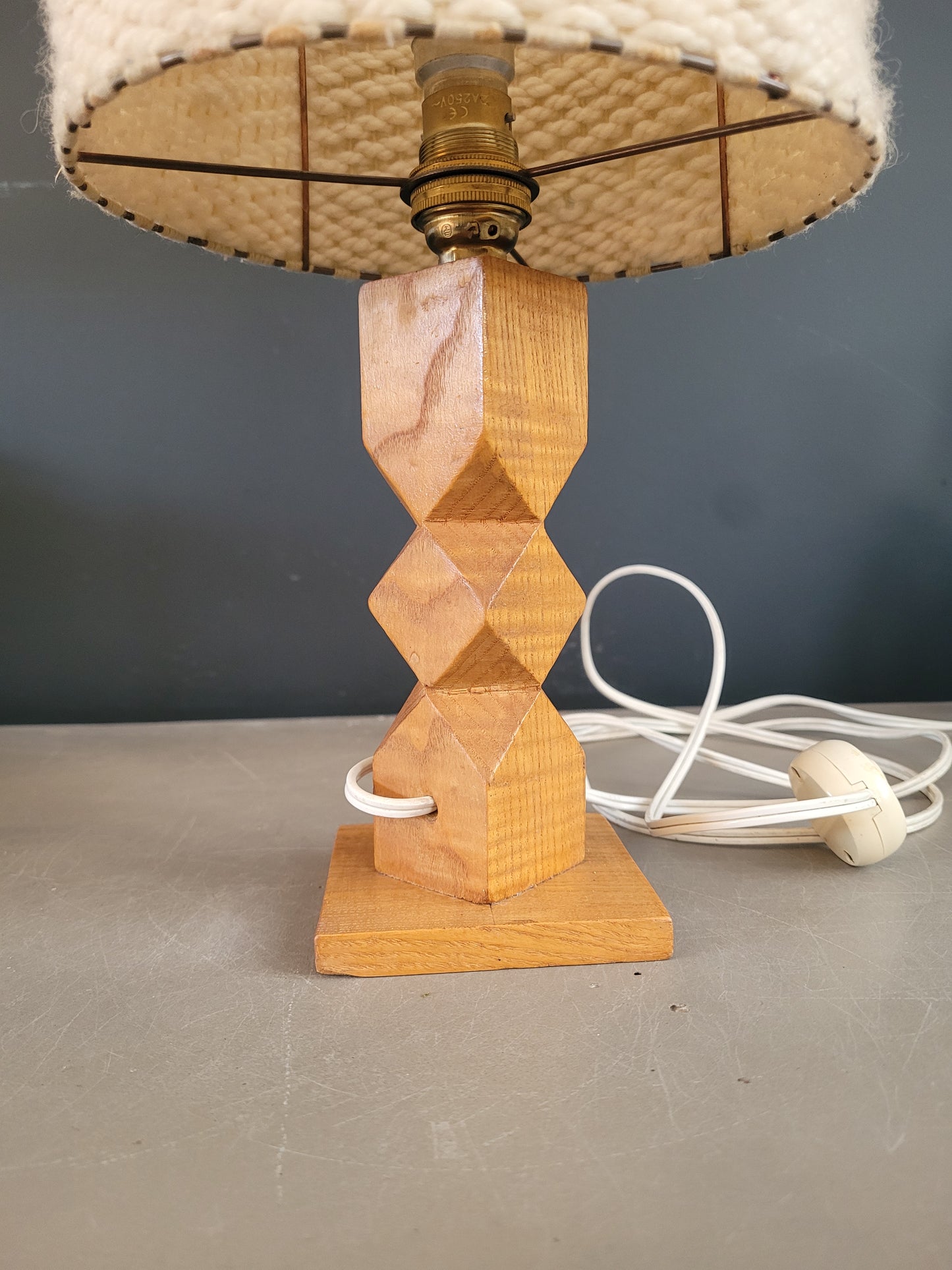 Lampe à poser vintage pied bois et abat-jour laine - 743
