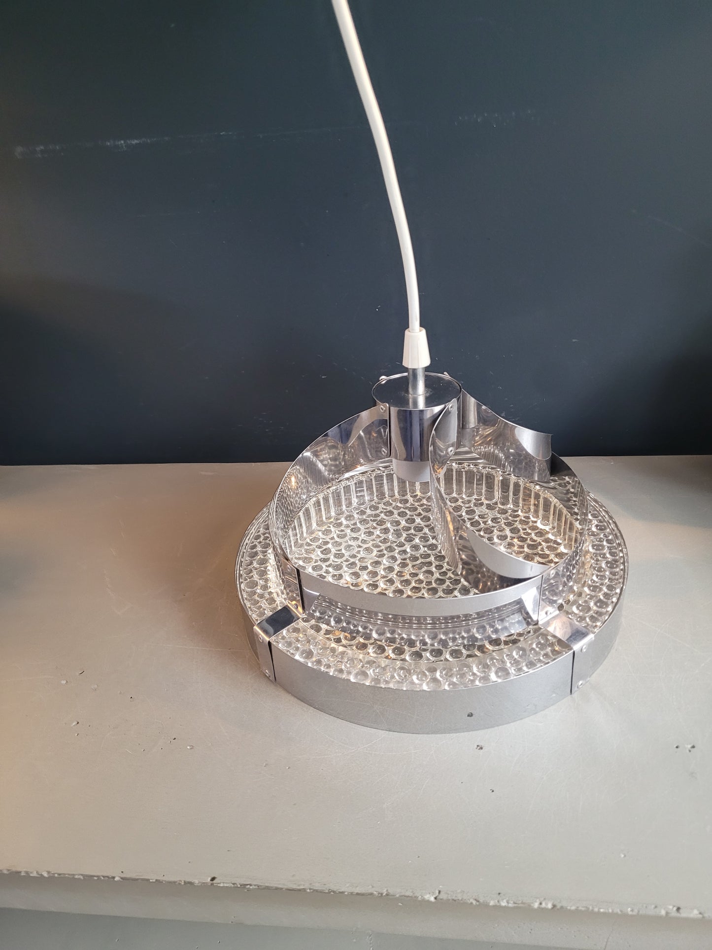 Suspension space-age en plastique bulle et aluminium - Ref 978