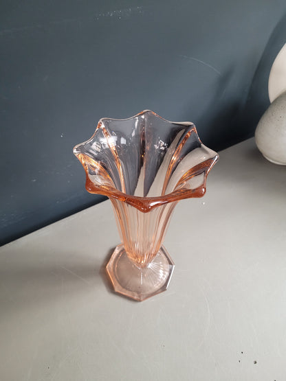 Vase tulipe vintage en verre moulé rose - Ref 862