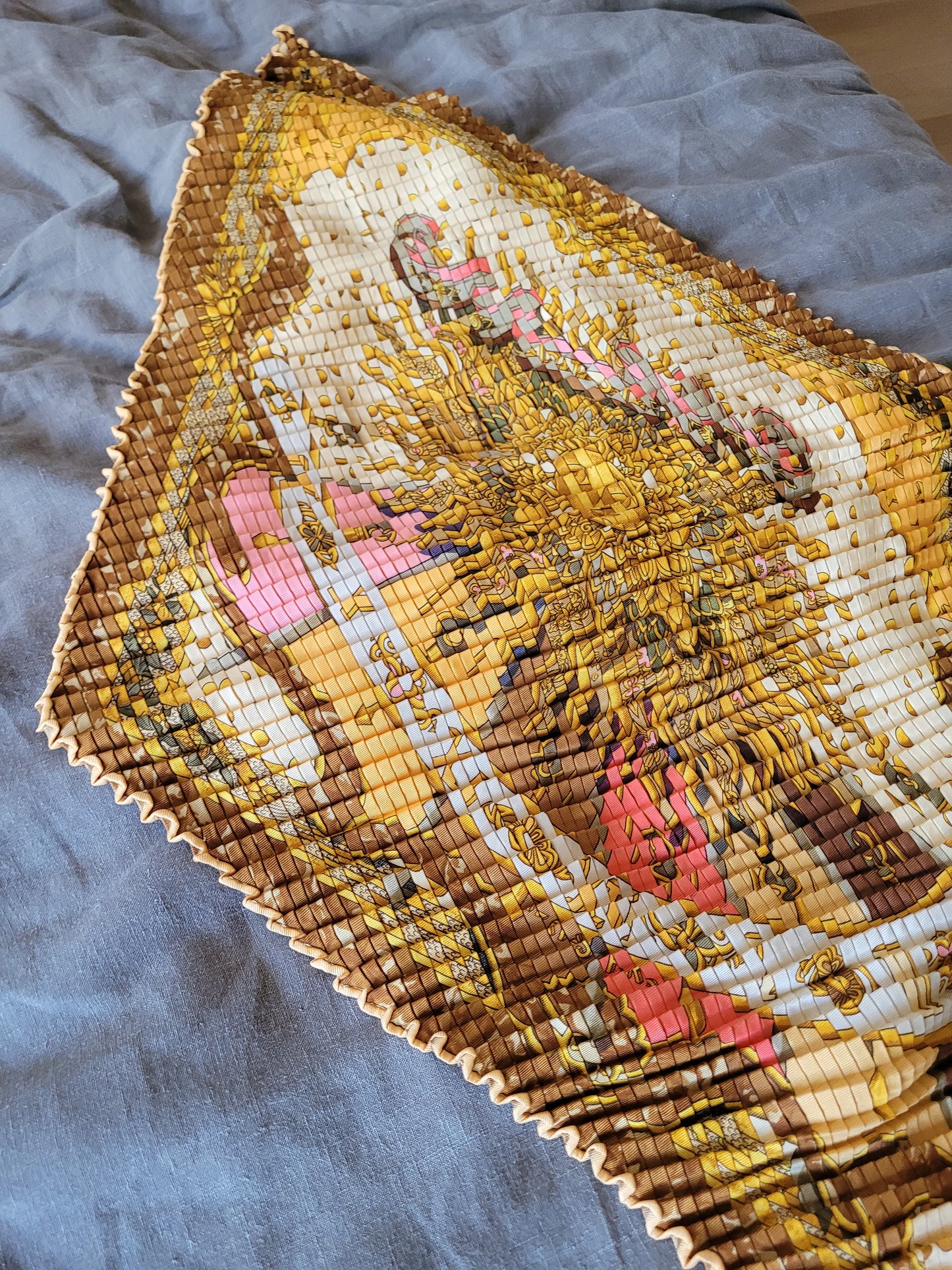 Carré plissé Hermès Gloria Soli par J. Metz - Ref 907