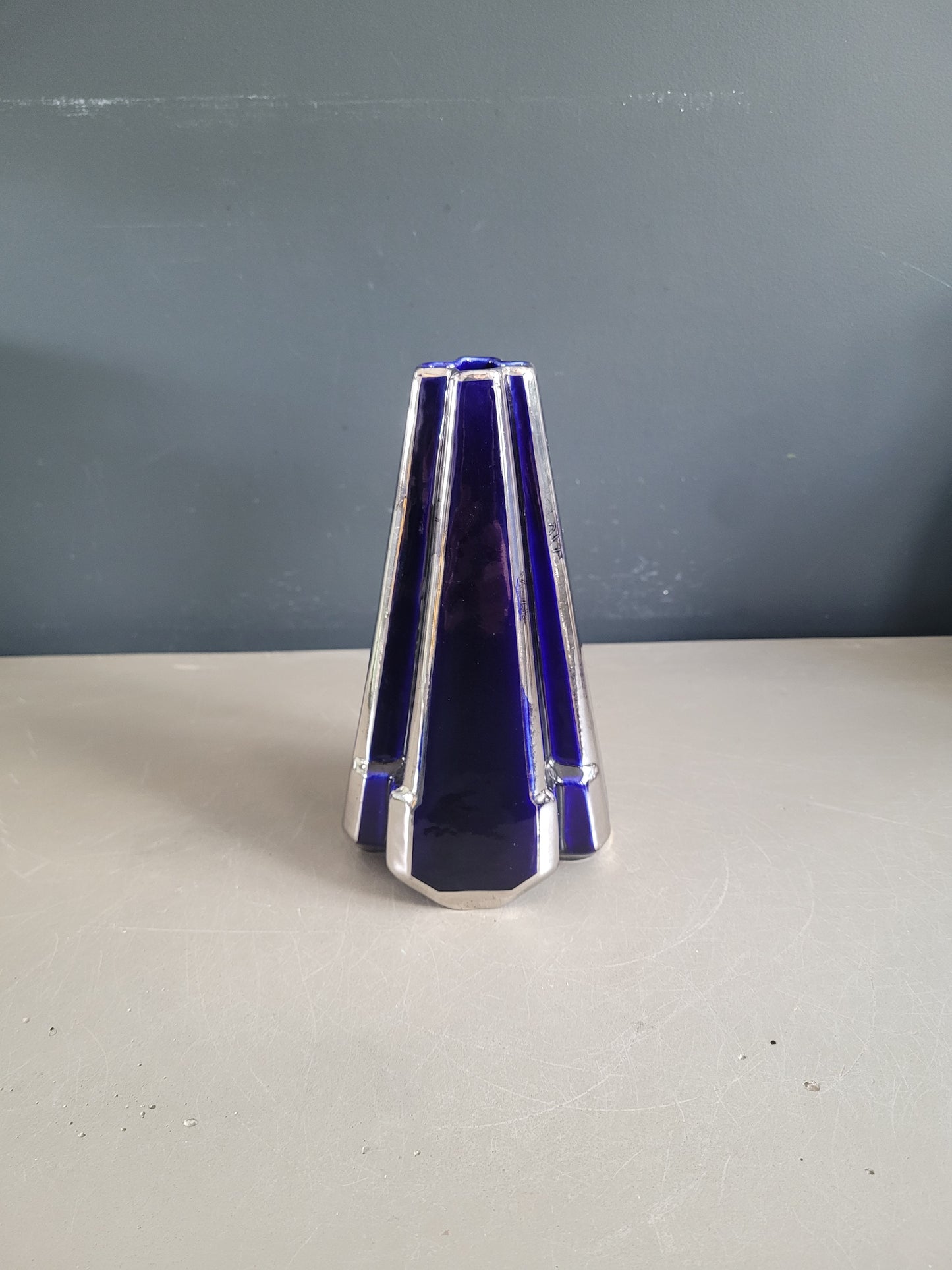 Vase pyramide art-deco Moulin des Loups & Hamage Nord - bleu et argent - Ref 959