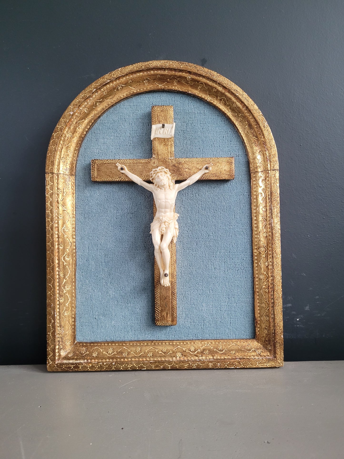 Crucifix encadré cadre doré et velours turquoise - Ref 1036