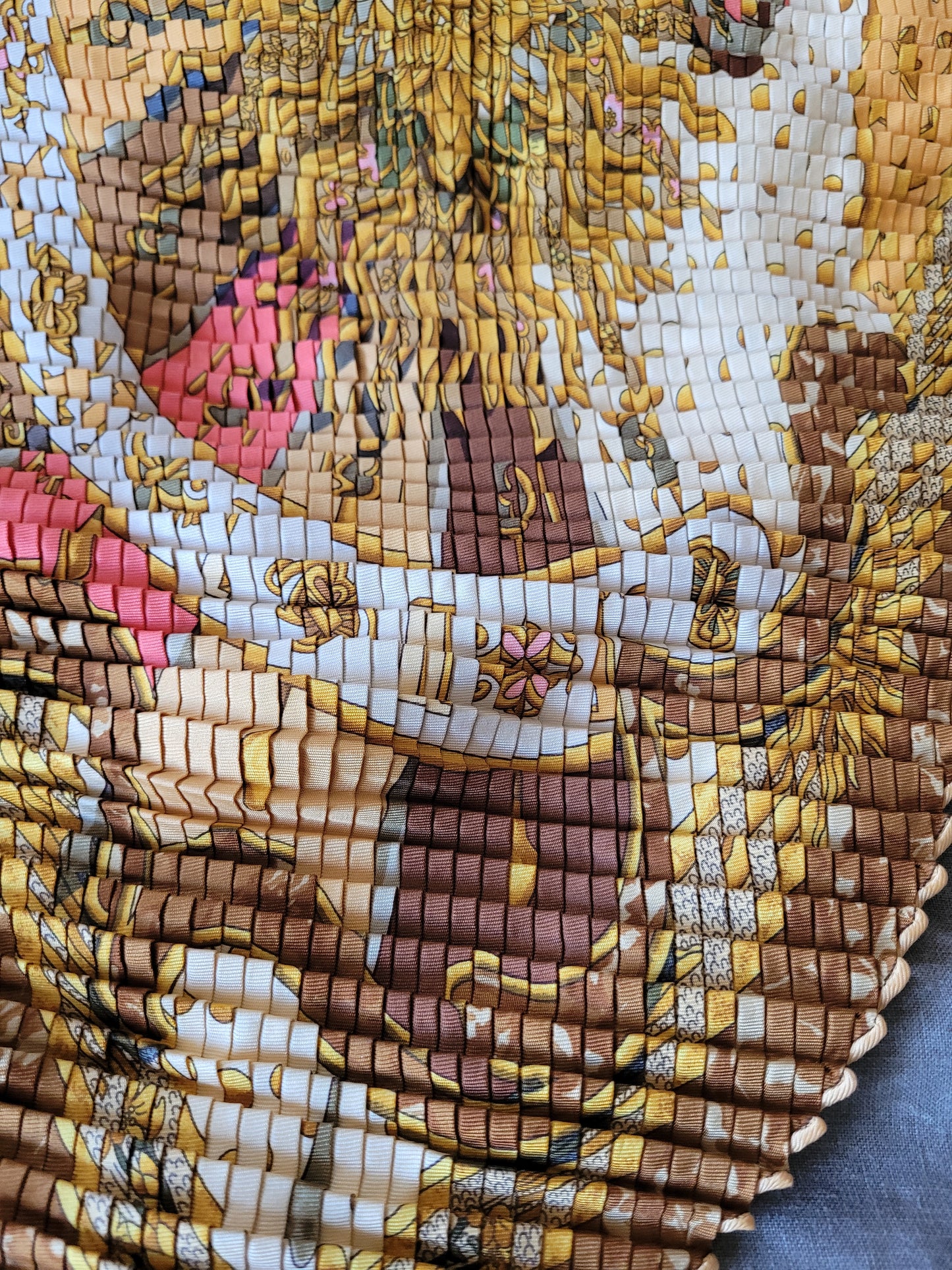 Carré plissé Hermès Gloria Soli par J. Metz - Ref 907