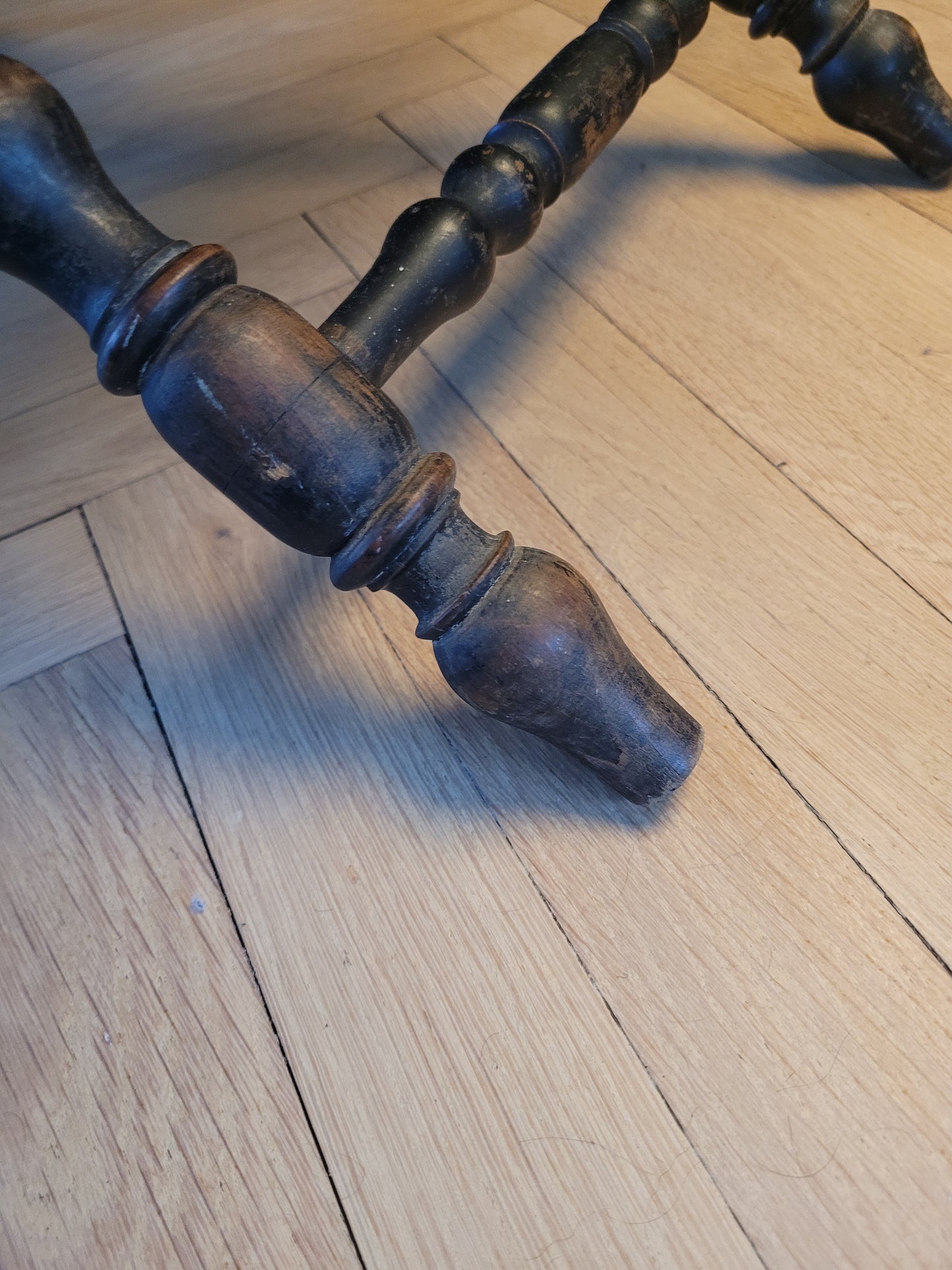 Ployant en bois tourné perlé et tapisserie - Tabouret pliant - Ref 972