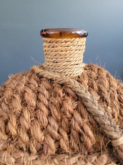 Bouteille ancienne en verre ambré et sac de transport en chanvre - Ref 657