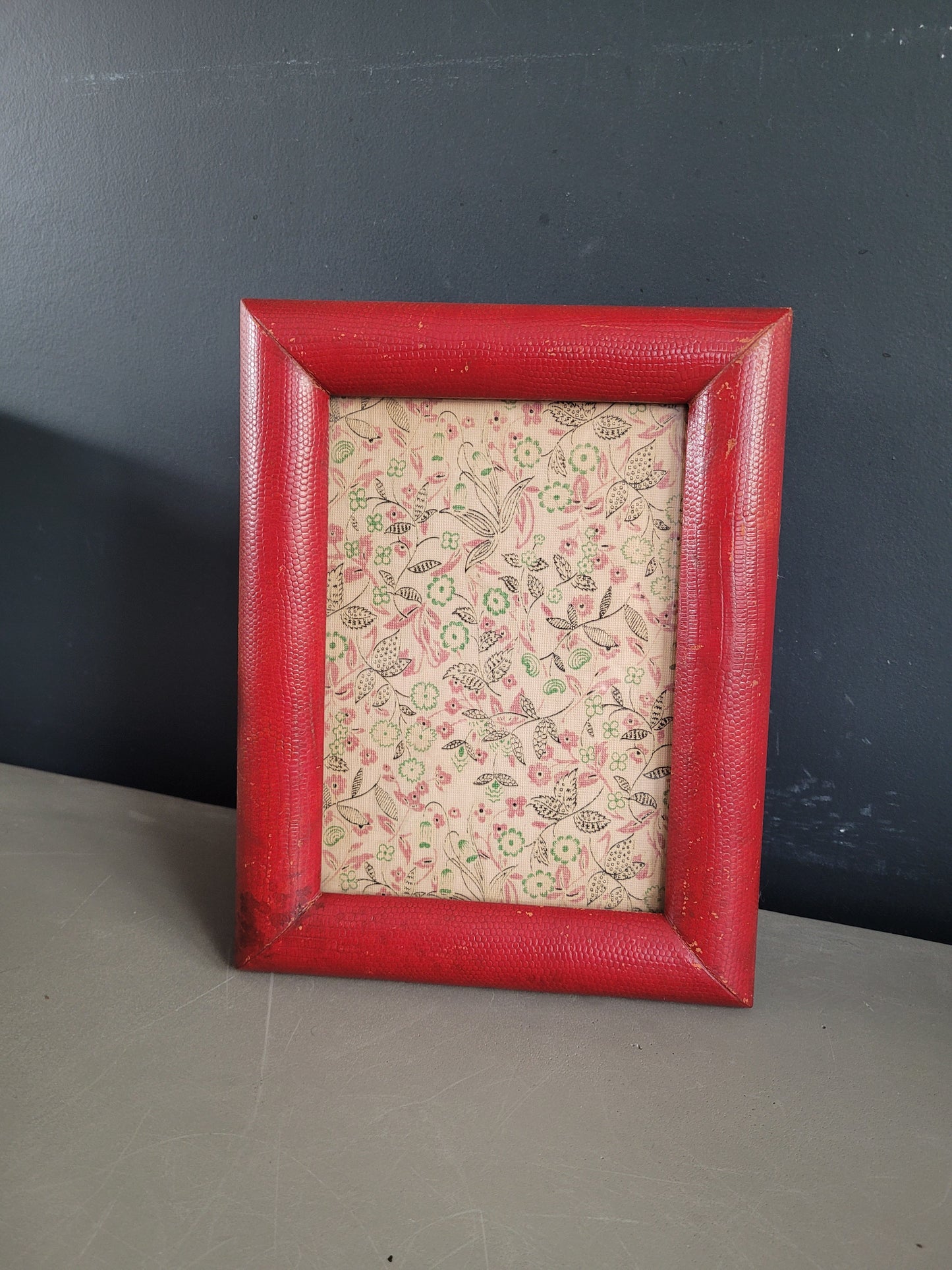 Cadre ancien à poser ou à suspendre en cuir rouge - Ref 793