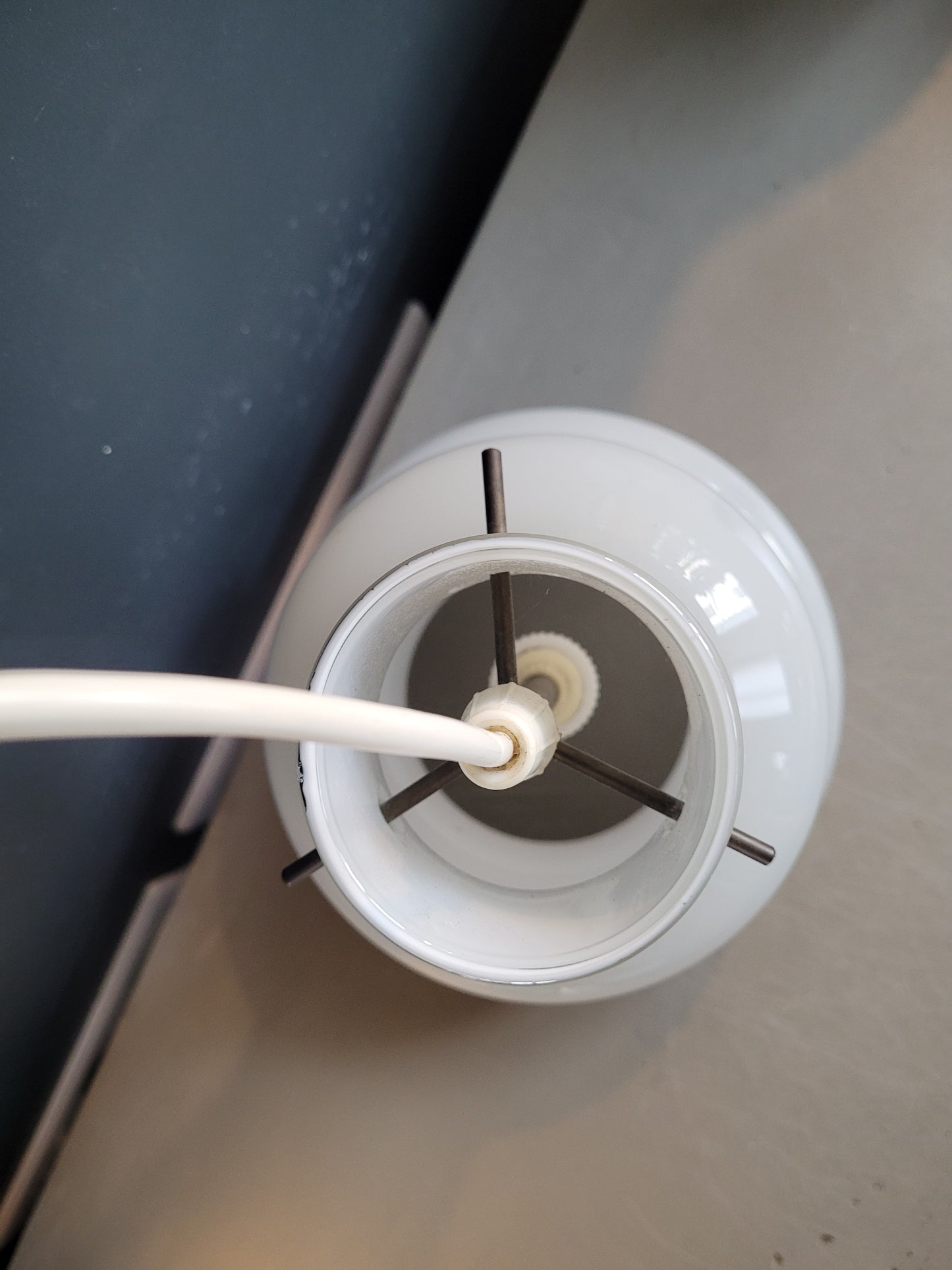 Suspension vintage en verre bicouche gris/blanc - Ref 648