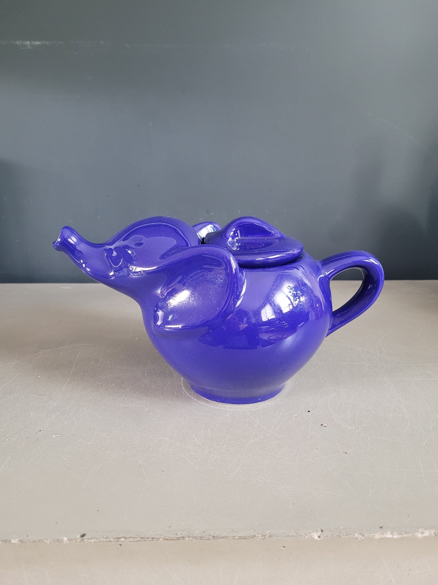 Théière vintage Eléphant en porcelaine- Ref 530
