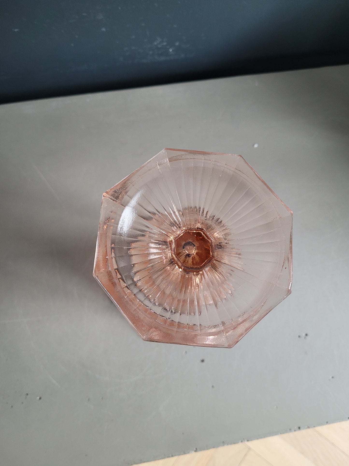 Vase tulipe vintage en verre moulé rose - Ref 862