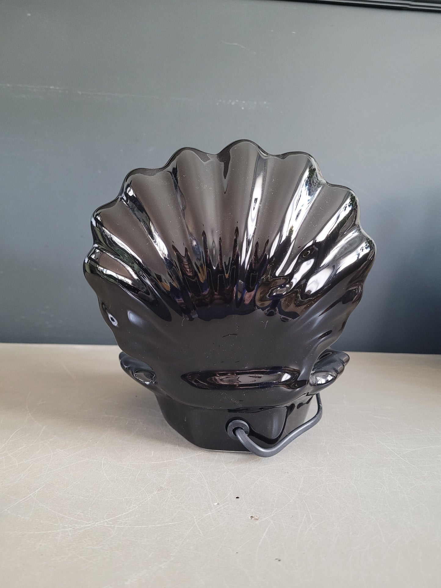 Lampe coquillage vintage en porcelaine noire globe opaline - Ref 896