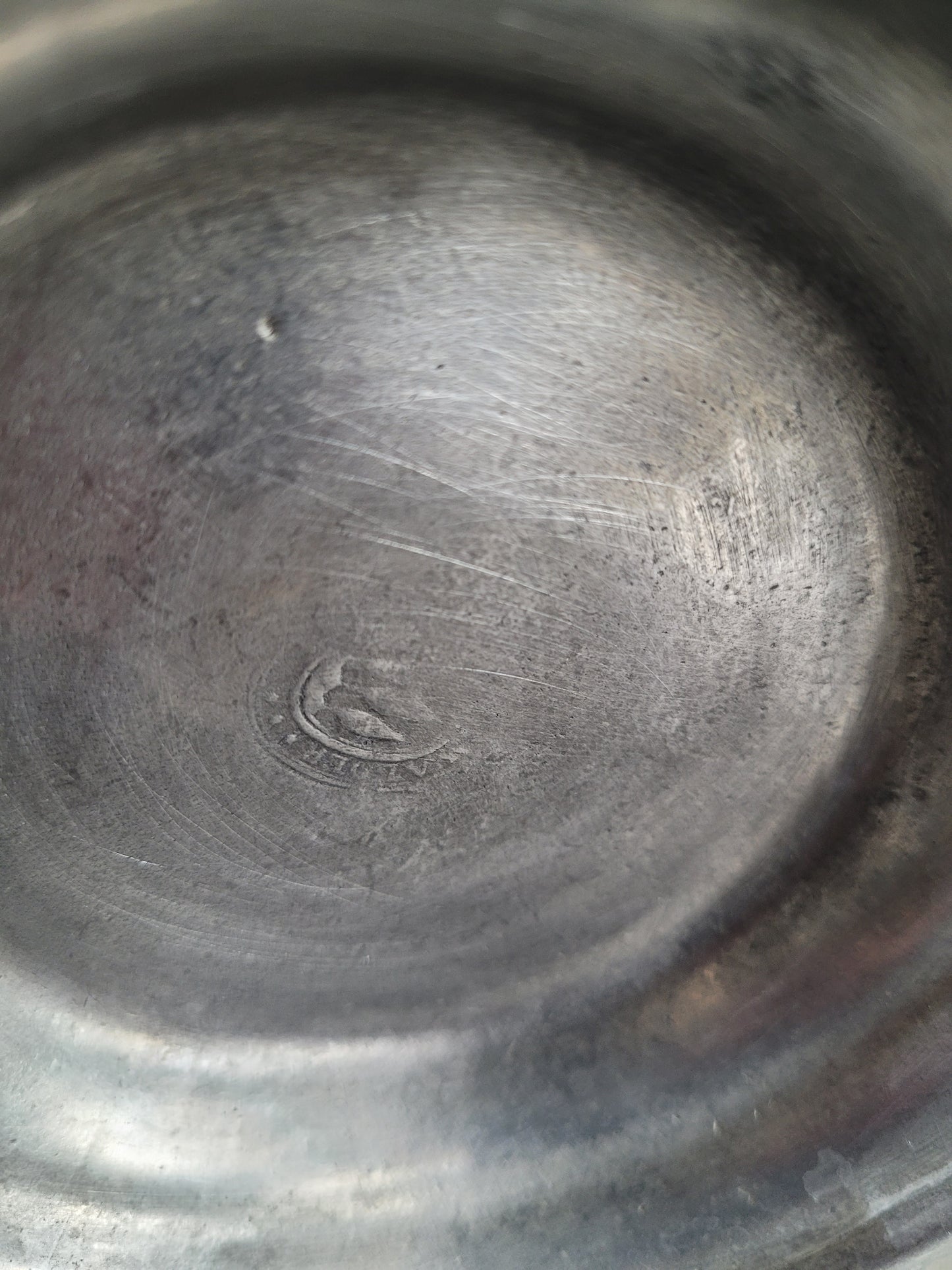 Paire de bougeoirs liturgiques en étain gravés et poinconnés - Ref 482