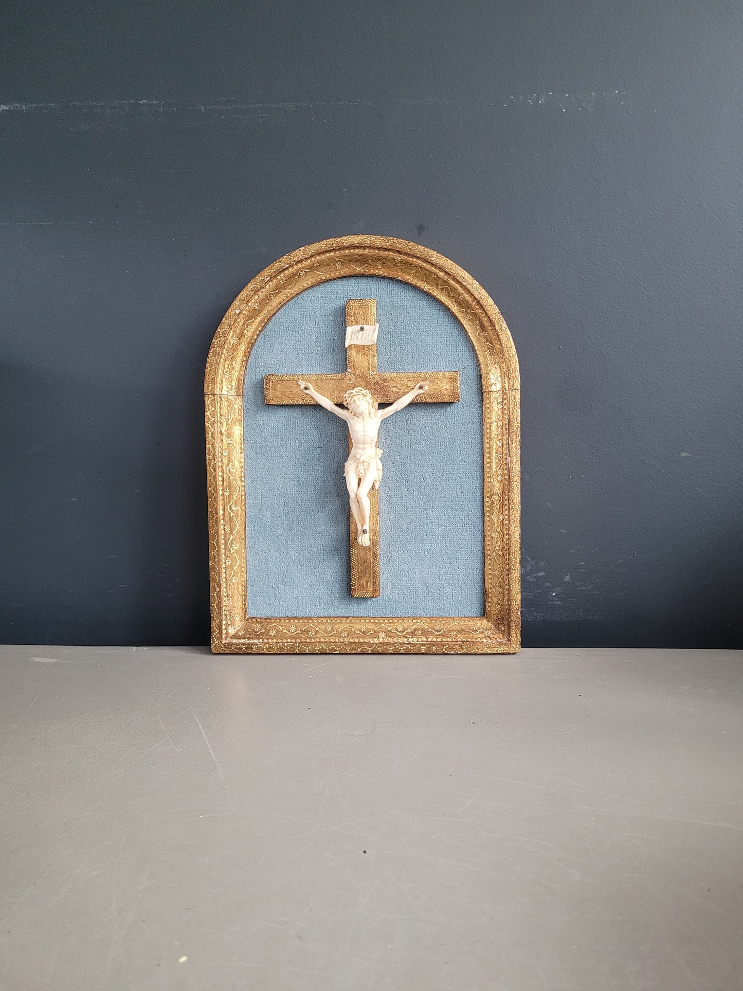 Crucifix encadré cadre doré et velours turquoise - Ref 1036