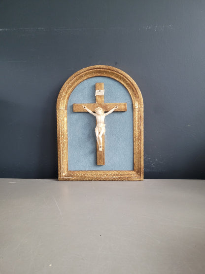 Crucifix encadré cadre doré et velours turquoise - Ref 1036