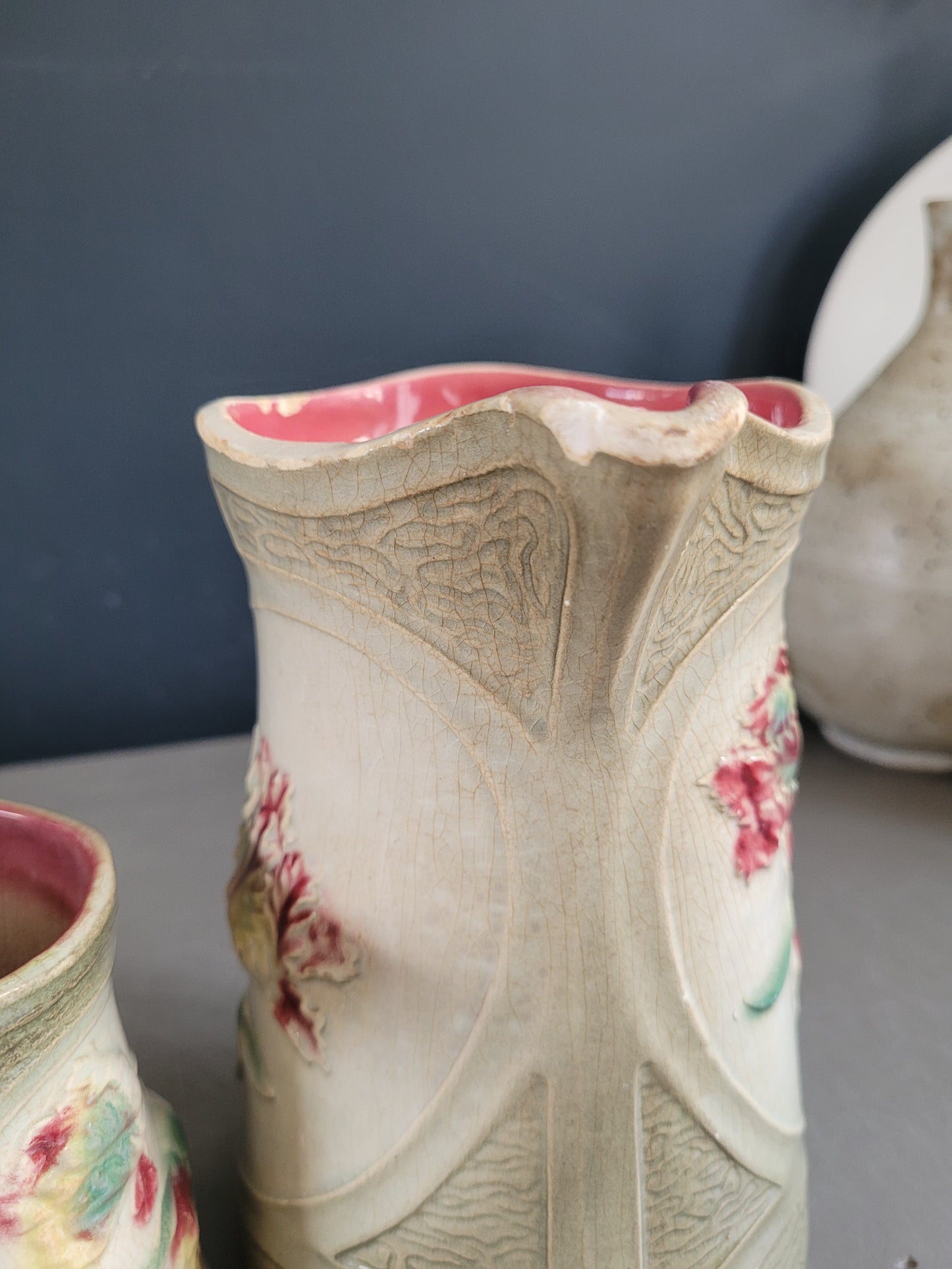 Paire de pichets barbotine décors tulipes - Ref 400