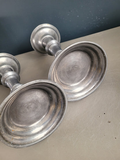 Paire de bougeoirs liturgiques en étain gravés et poinconnés - Ref 482