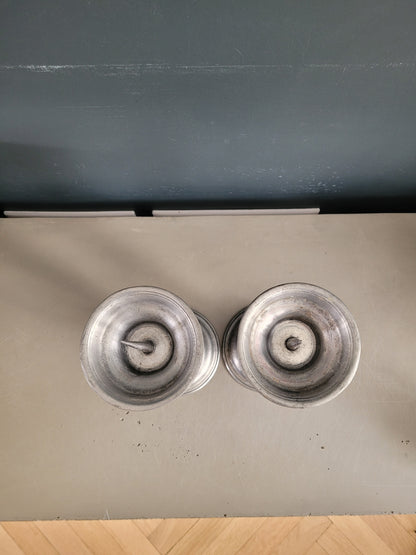 Paire de bougeoirs liturgiques en étain gravés et poinconnés - Ref 482