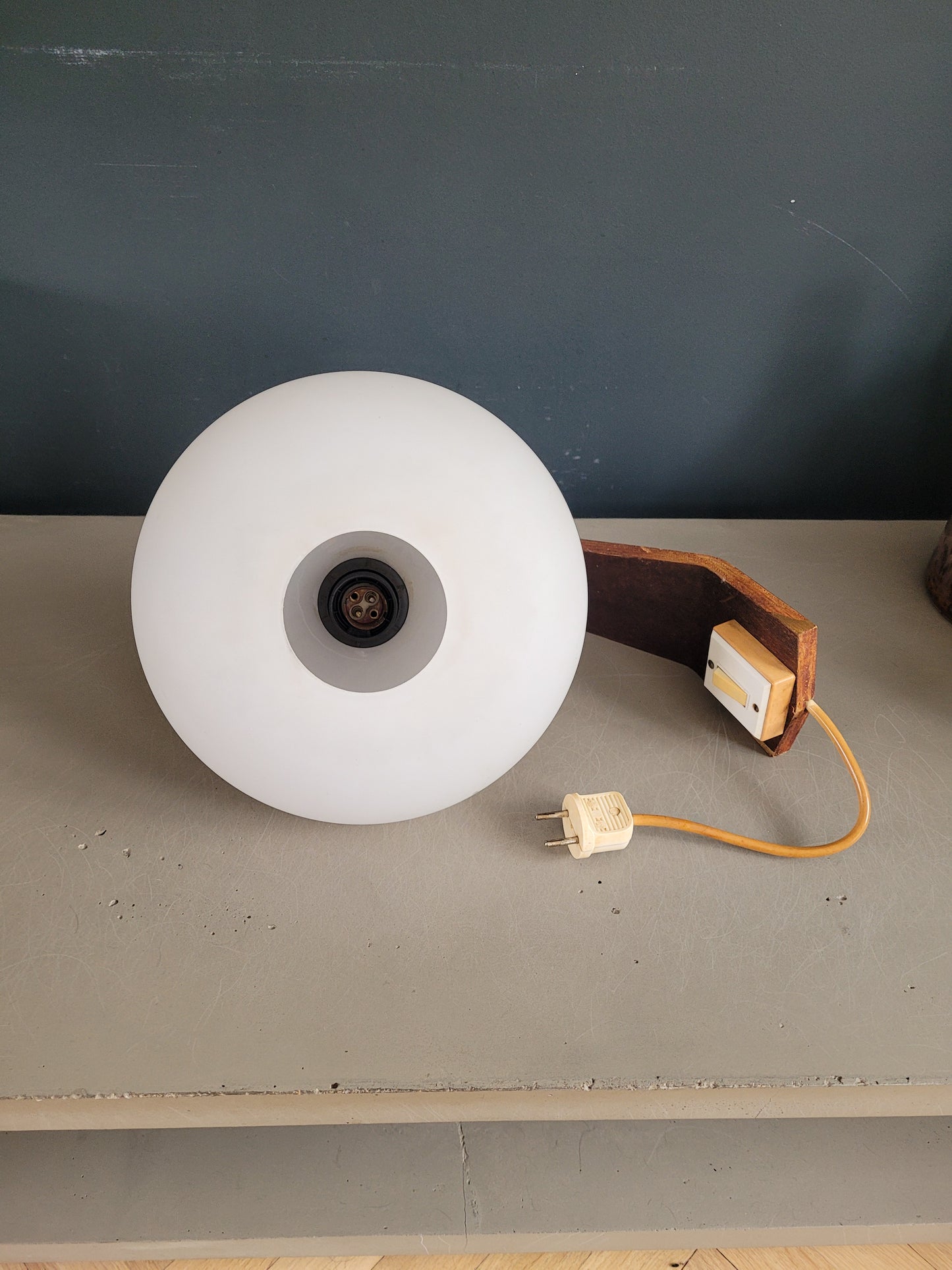 Applique scandinave vintage en teck et globe opaline - Ref 355