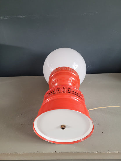 Lampe globe vintage à pied métal ajouré laqué rouge - Ref 798