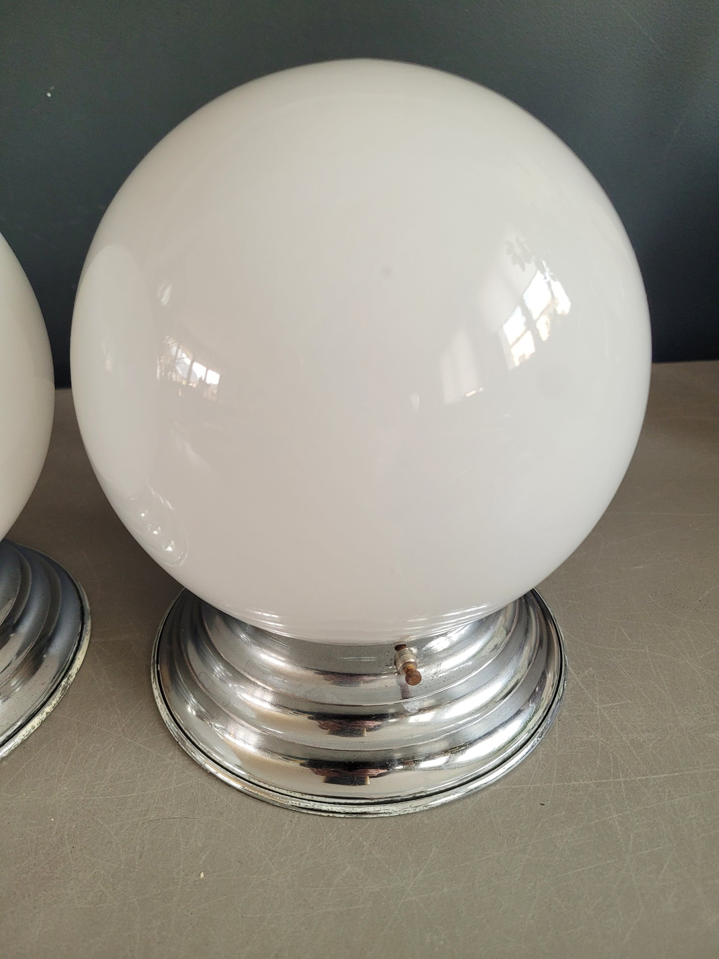 Paire de plafonniers ou appliques globes en verre blanc - Ref 830