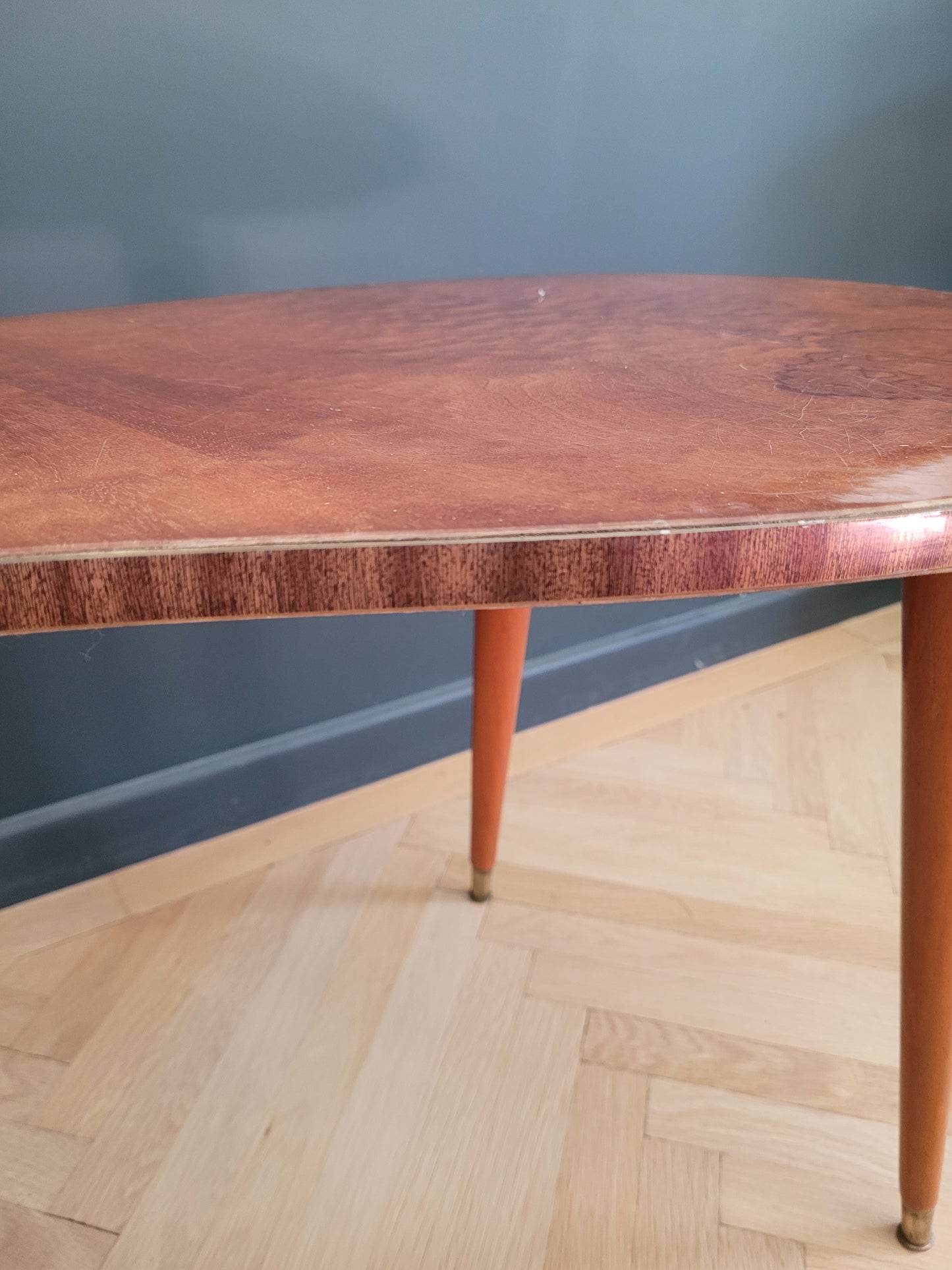 Table basse haricot années 50 en loupe d'orme - Ref 637