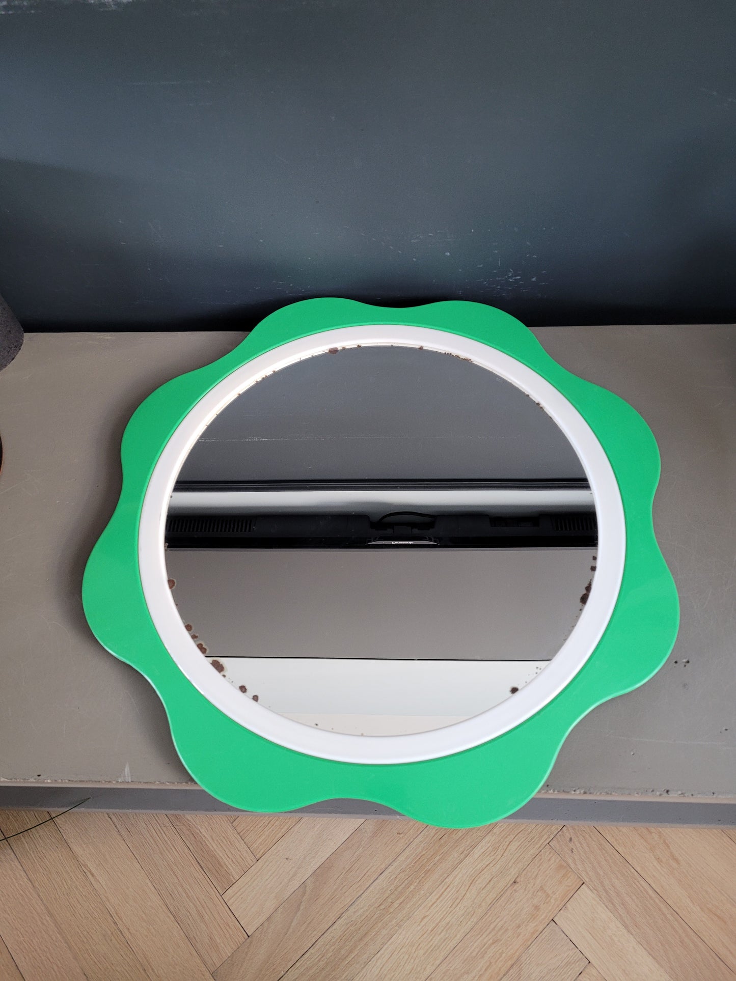 Miroir flower plastique du designer finlandais Makisen Kuvastin - Ref 508
