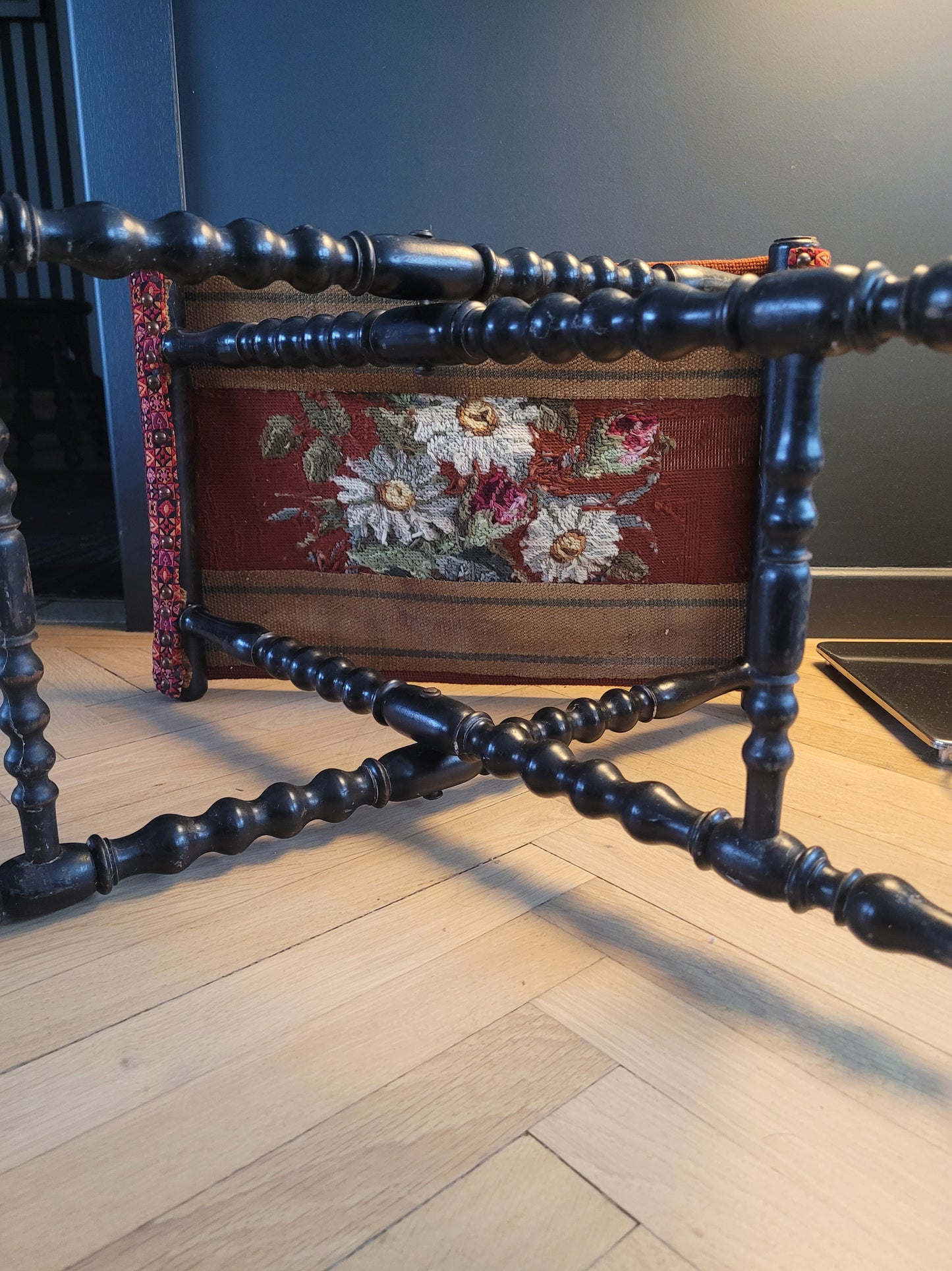 Ployant en bois tourné perlé et tapisserie - Tabouret pliant - Ref 972