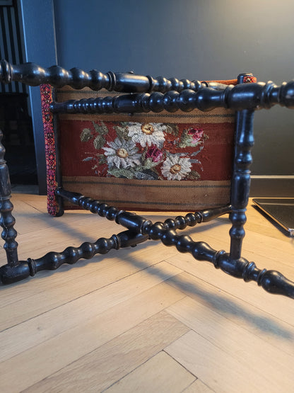 Ployant en bois tourné perlé et tapisserie - Tabouret pliant - Ref 972