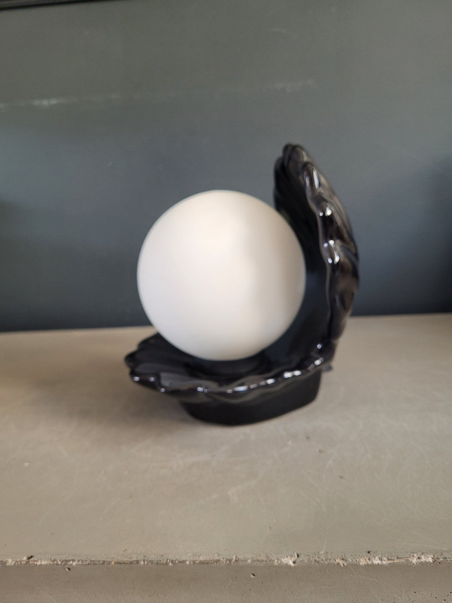 Lampe coquillage vintage en porcelaine noire globe opaline - Ref 896