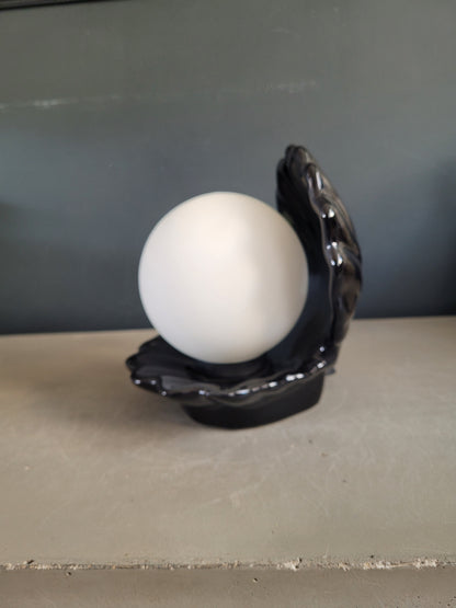 Lampe coquillage vintage en porcelaine noire globe opaline - Ref 896