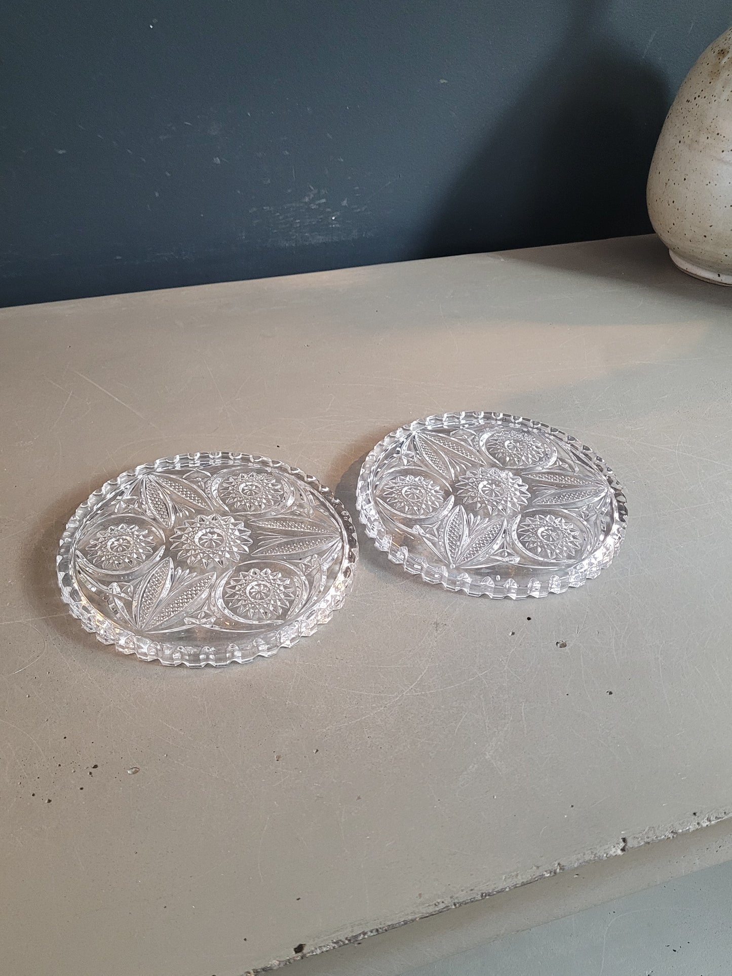 Paire de dessous de bouteilles en verre ciselé - Ref 975