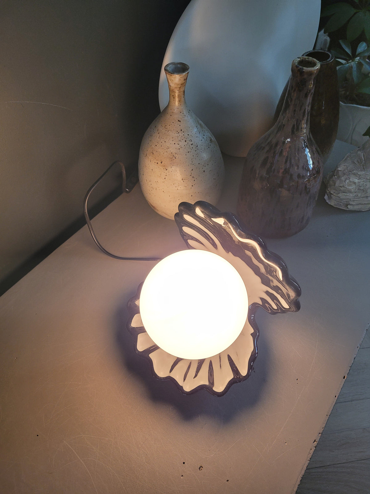 Lampe coquillage en porcelaine noire - Ref 537