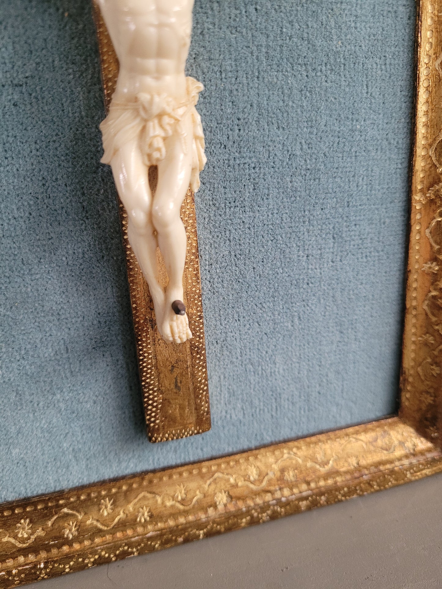 Crucifix encadré cadre doré et velours turquoise - Ref 1036
