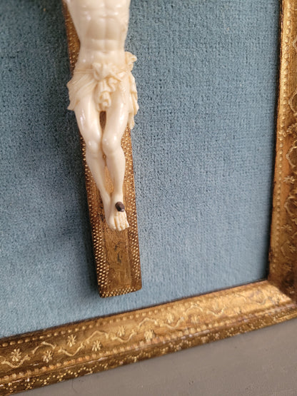 Crucifix encadré cadre doré et velours turquoise - Ref 1036