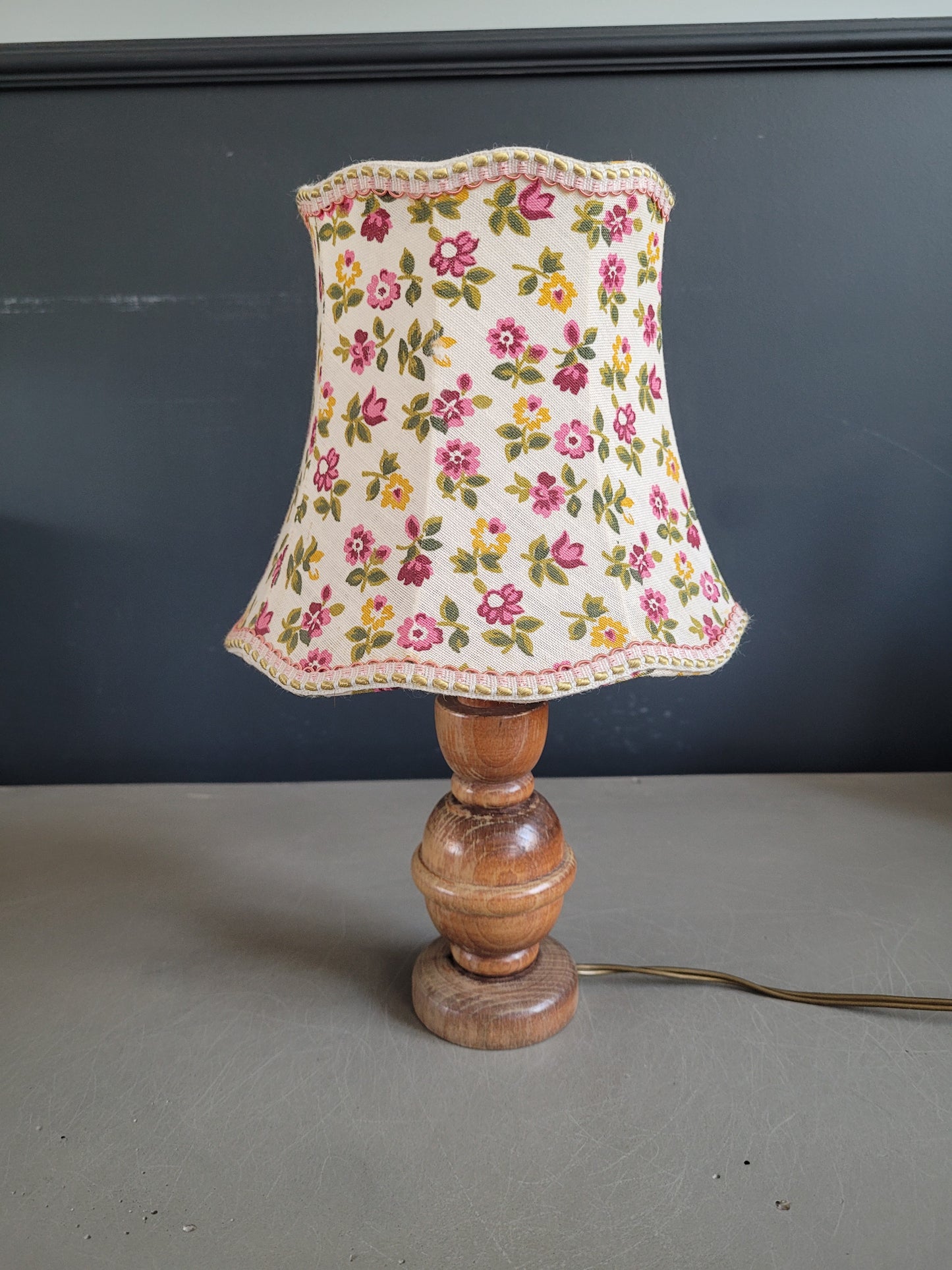 Lampe de chevet ancienne en bois avec abat-jour fleuri - Ref 444