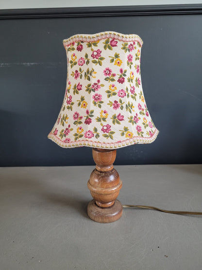 Lampe de chevet ancienne en bois avec abat-jour fleuri - Ref 444