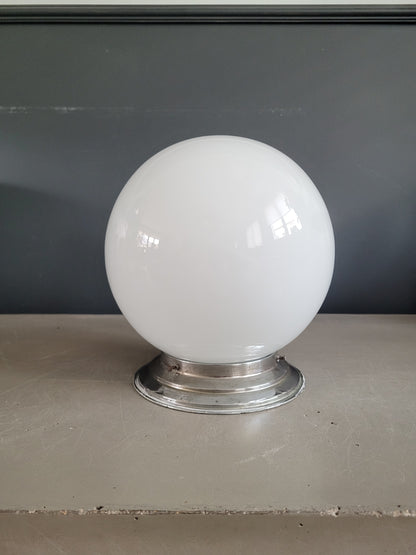 Plafonnier ou applique globe en verre blanc - Ref 829
