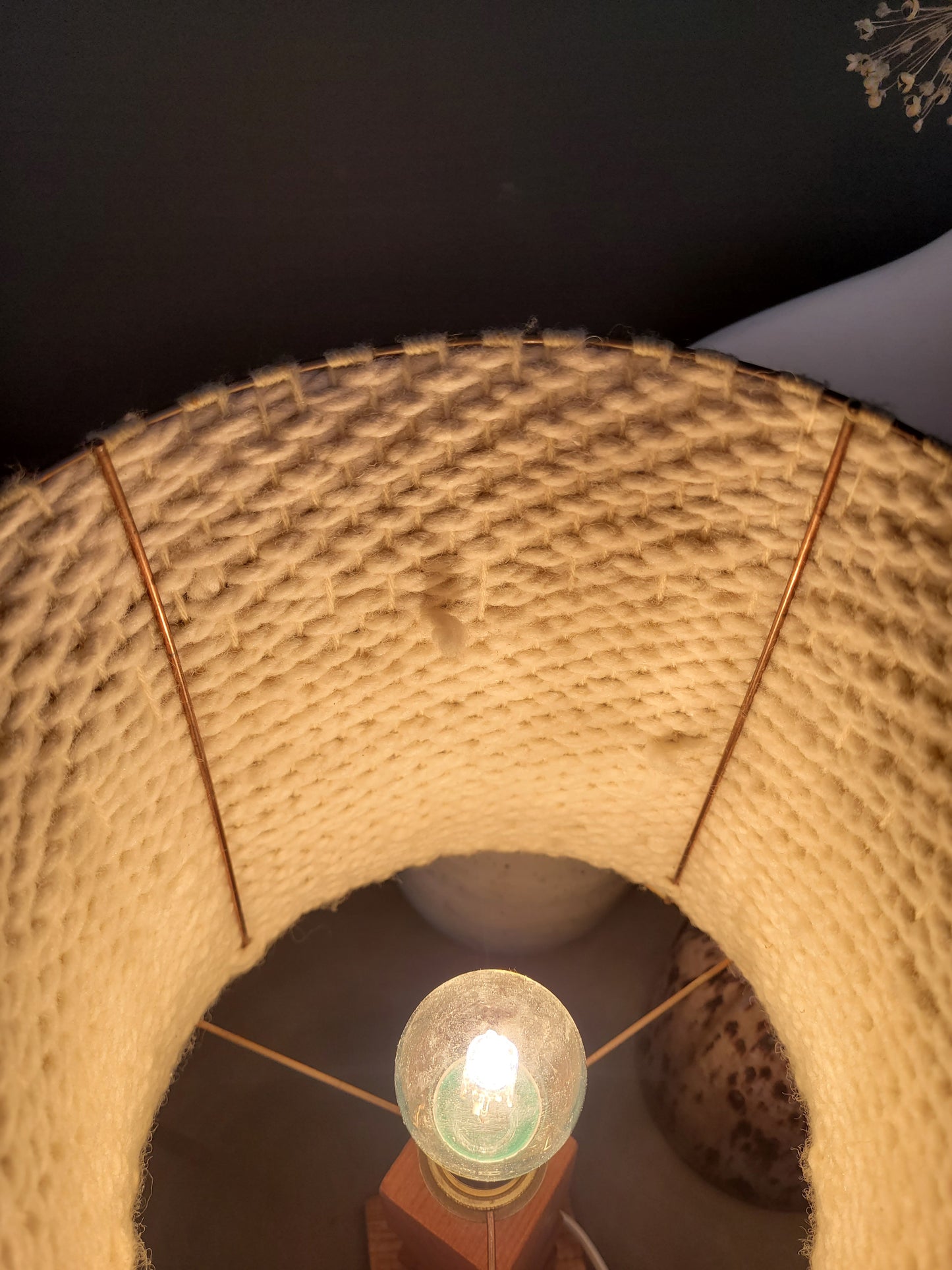 Lampe à poser vintage pied bois et abat-jour laine - 743