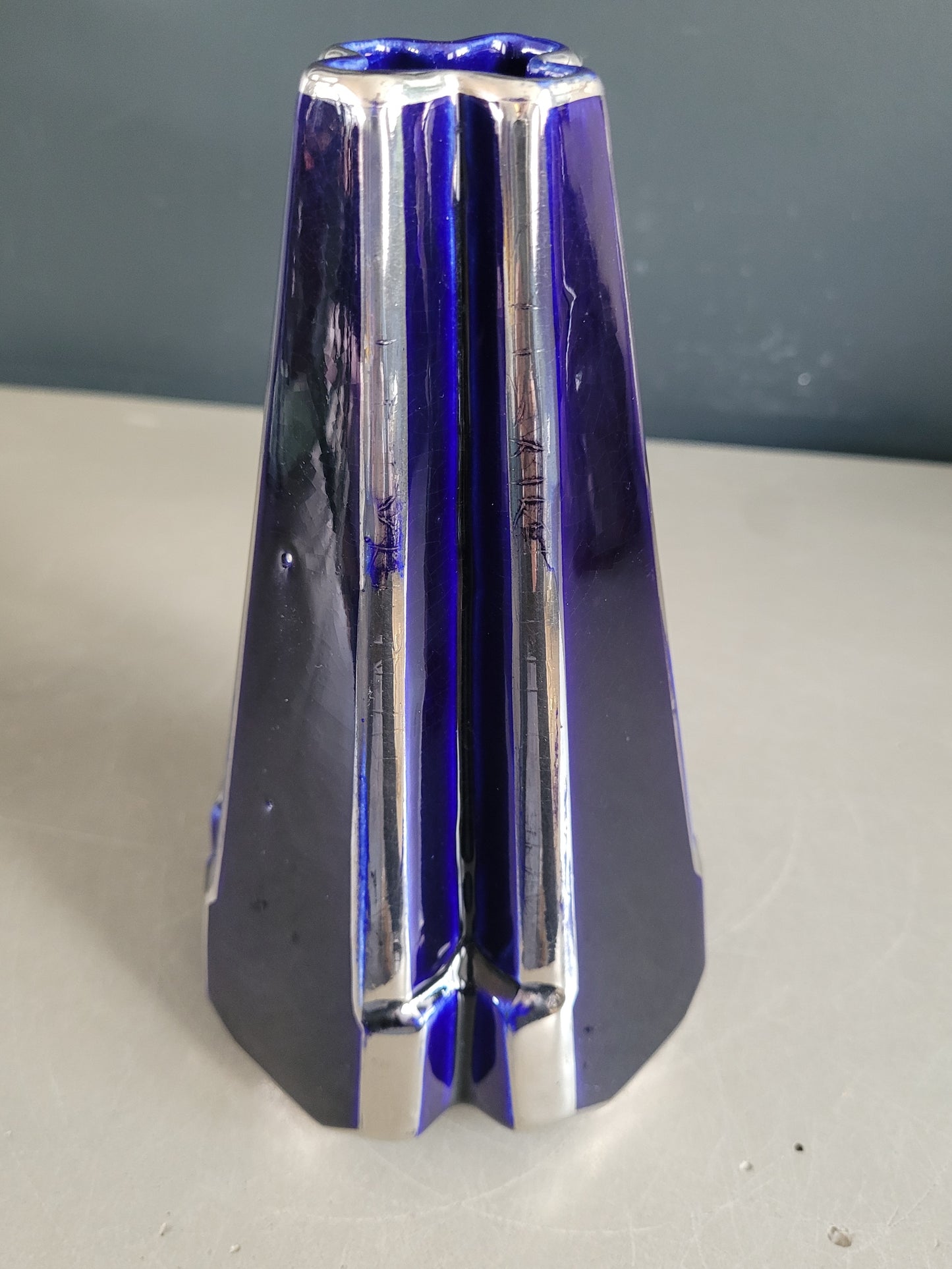 Vase pyramide art-deco Moulin des Loups & Hamage Nord - bleu et argent - Ref 959
