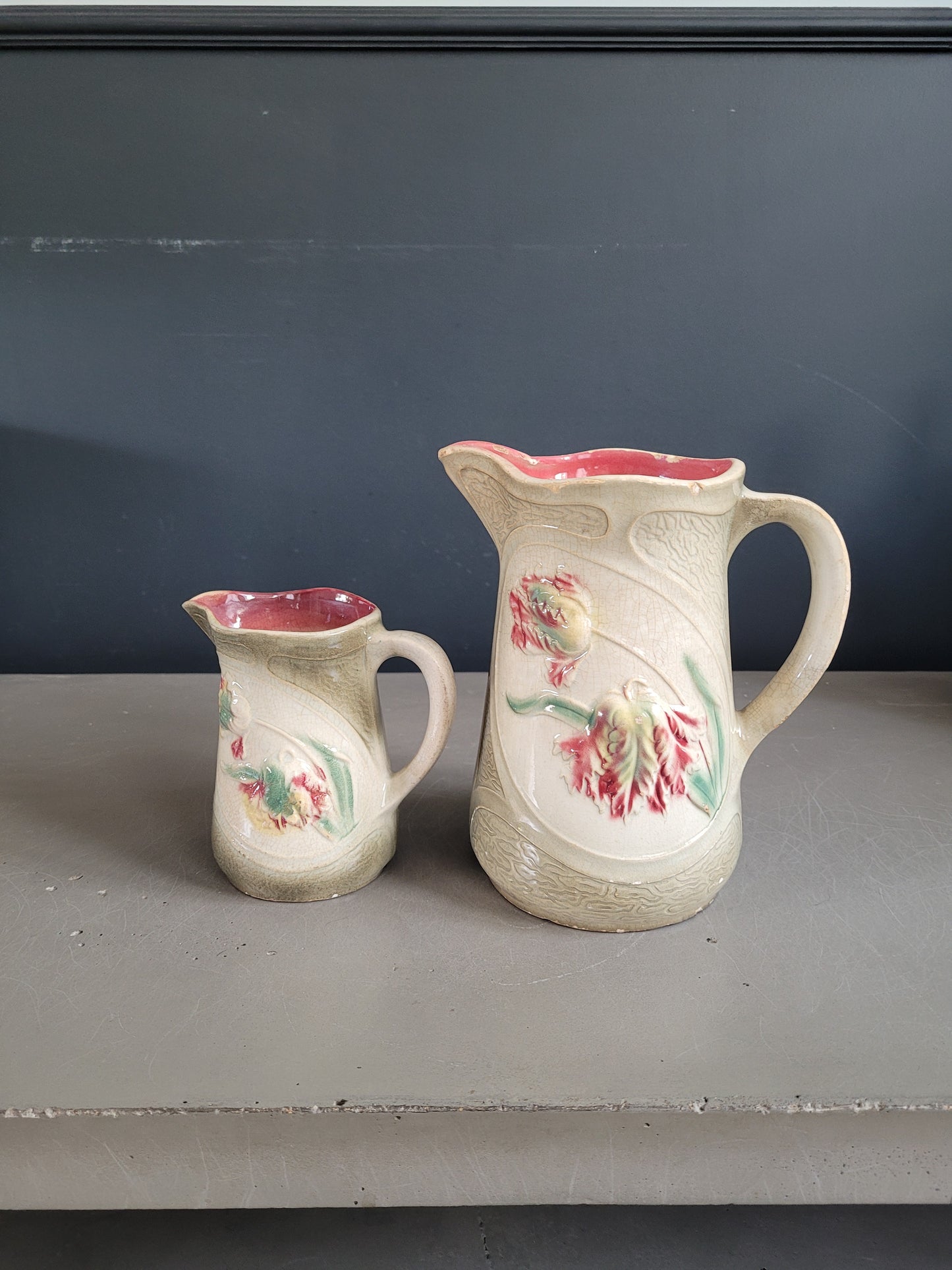 Paire de pichets barbotine décors tulipes - Ref 400