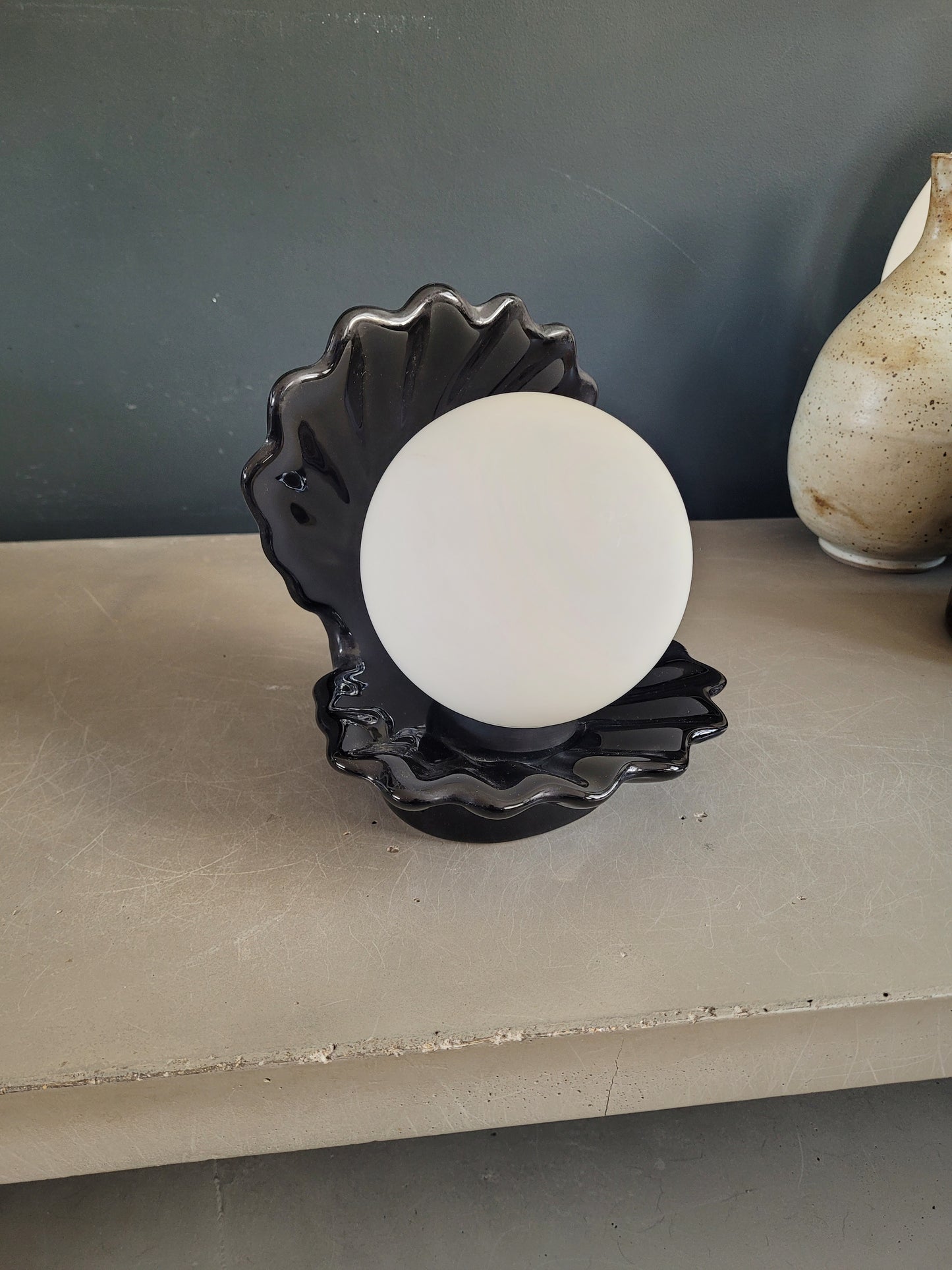 Lampe coquillage vintage en porcelaine noire globe opaline - Ref 896